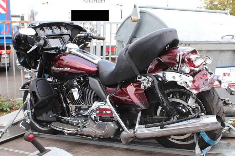 Motorrad nach einem Unfall auf einem Anhänger bei einem Unfallgutachter.