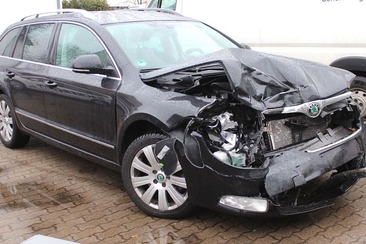 Schwarzes Unfallauto beim Unfallgutachter.